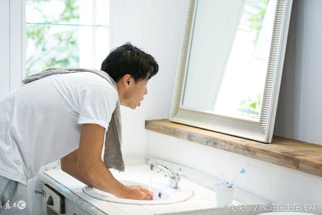 造人前这个动作做10分钟,男人轻松“坚持不懈”半小时