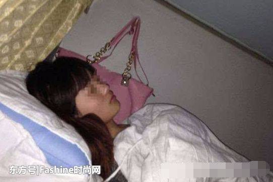 女孩火车上睡着，男子见睡姿不雅给她盖被子，走近一看被吓坏了！