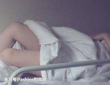 女孩火车上睡着，男子见睡姿不雅给她盖被子，走近一看被吓坏了！